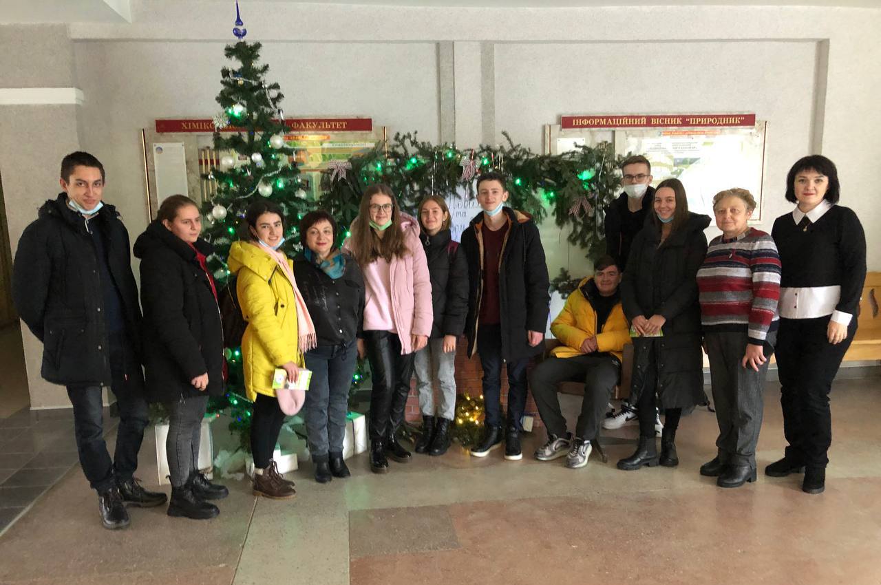 Спільна світлина біля новорічної фотозони